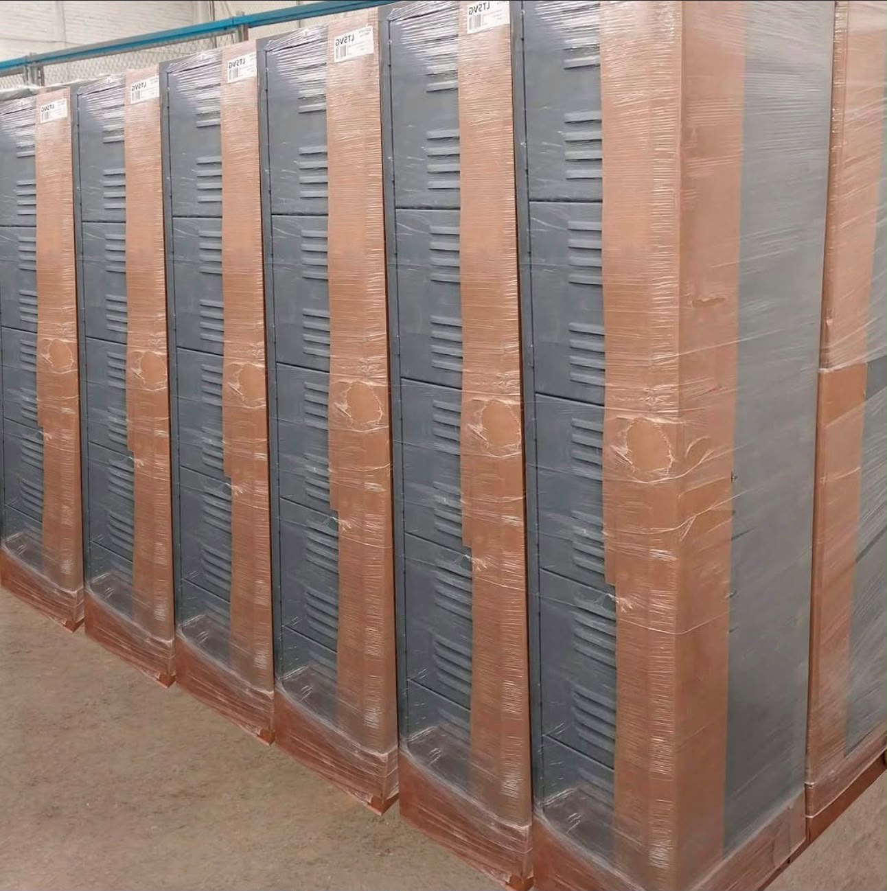 Lockers metálicos Klever empacados para entrega